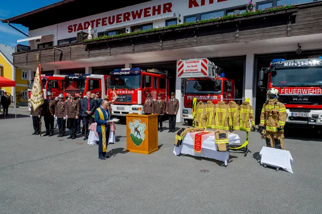 Die neue Einsatzbekleidung und die Fahne wurden gesegnet. | Foto: Stadtfeuerwehr Kitzbühel