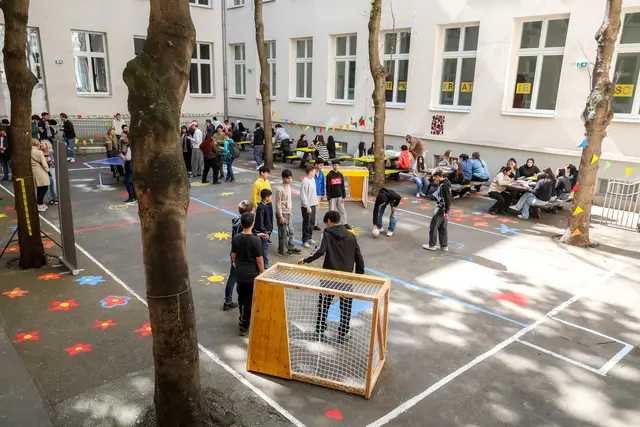 Der Schulhof wurde um mobile Tore ergänzt. | Foto: Christian Fürthner