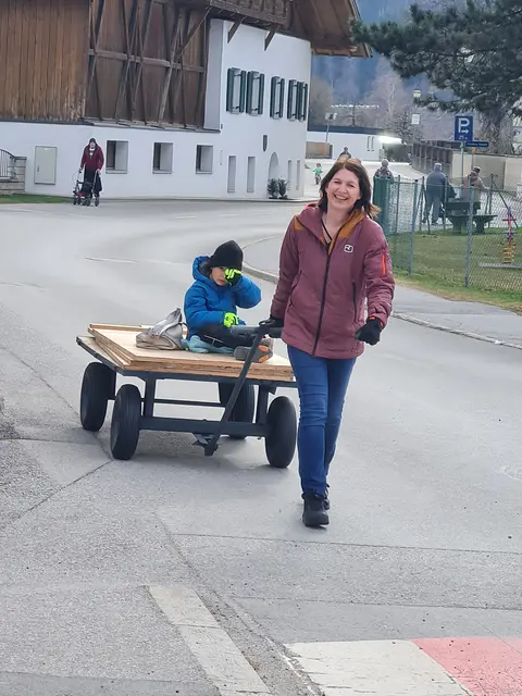 Holzlieferung für die Rätselbauer.  | Foto: KematenKultur