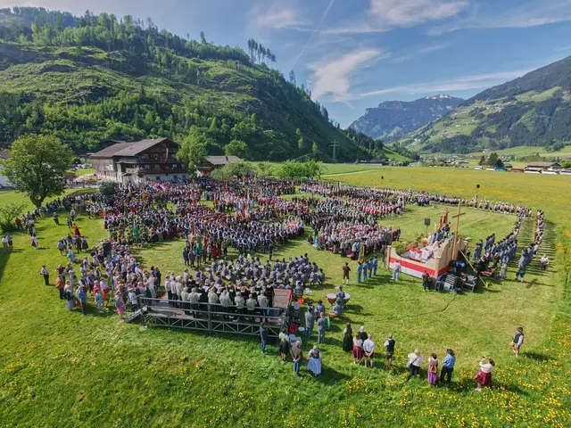 Die Feldmesse in Zell am Ziller zeigt jedes Jahr aufs Neue ein farbenfrohes Bild der Gemeinschaft.

