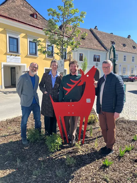Richard Pleil (Viertelmanagement Weinviertel der Kulturvernetzung Niederösterreich), Doris Haus (Veranstalterin), Johannes Sautner (Projekt „Theaterradl“), Leo Ramharter (Bürgermeister Pulkau) | Foto: Stadtgemeinde Pulkau