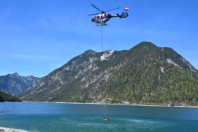 Einsatzkräfte aus Tirol und Bayern simulieren Waldbrand