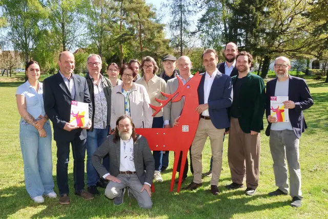 Lea Maurer, Roland Toifl (Bürgermeister Retzbach), Rudolf Hammerschmid (Geschäftsführender Gemeinderat Retzbach), Michaela Felzmann, Martina Hammerschmid, Karl Strobl (Gemeinderat Retzbach), Judith Toifl, Rosemarie Karasek, Attila Corbaci, Franz Mißebner (Gemeinderat Retzbach), Franz Schaden (Gemeinderat, Künstl. Leitung Projekt „über die grenze“), Christian Krell (Vizebürgermeister Retzbach), Johannes Sautner (Projektleitung „Theaterradl“), Richard Pleil (Viertelmanagement Weinviertel der Kulturvernetzung Niederösterreich) | Foto: Wolfgang Hanousek
