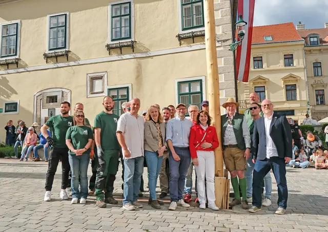 Maibaumaufstellen in Mödling