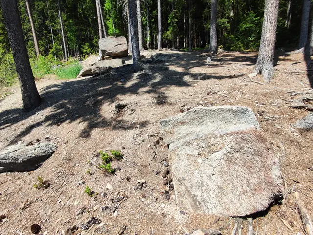 Die großen Felsen sind schon sehr alt.