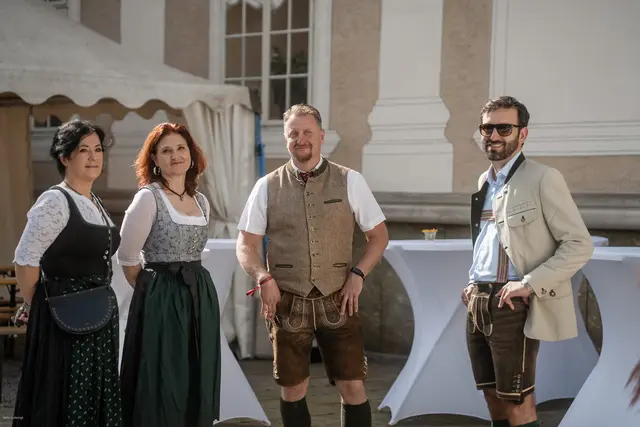 Gestütsleiter Erwin Movia (2. v. r.) wird wieder zahlreiche Ehrengäste begrüßen dürfen. | Foto: Gutternigh