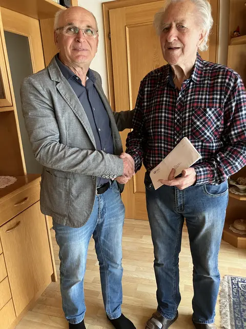 Karl Fasching gratuliert Robert Koller. | Foto: Pensionistenverband Zwettl