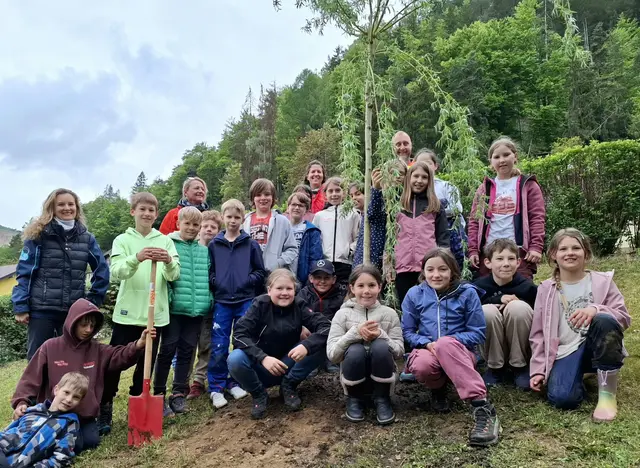 Ebersteiner Volksschule setzen Bäume für klimafitte Zukunft