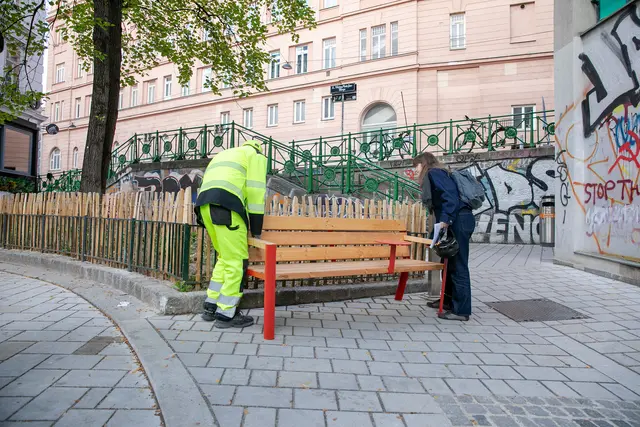Zuletzt montierten Arbeiter die neuen Stadtmöbel. | Foto: BV6