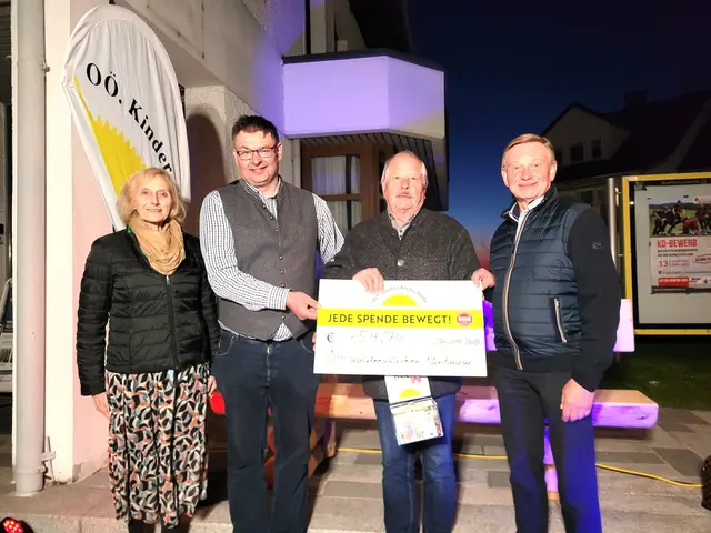 Die versteigerte Maibank brachte über 750 Euro zur großen Freude von Gerhard Kreindl (Mitte), von links: Katharina Ulbrich, Vizebürgermeister Florian Mandorfer, Bürgermeister Karl Schneckenleitner