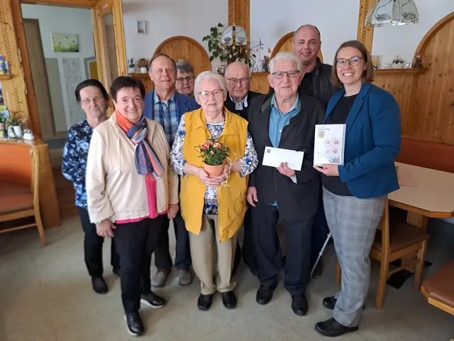 Hermine Schilddorfer, Obfrau vom Seniorenbund Christa Jager, Leo Mongay, Hermine Hohneder, Gattin Waltraud Fischer, langjähriger Ehrenobmann vom Seniorenbund Norbert Hackl, Jubilar Rudolf Fischer, Gemeinderat Harald Hohneder, Bürgermeisterin Christina Martin (v.l.).
 | Foto: Marktgemeinde Kirchschlag
