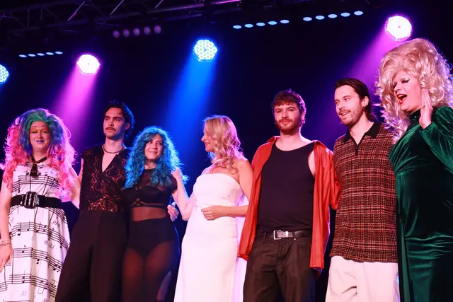 Eurovision Live 2025 Acts und Hosts Polly &amp; Molly: Michael Peterseil (ganz links) konnte sich vor 1,5 Jahren nicht vorstellen in der Stadthalle als Drag zu moderieren. "Das hätte ich mir niemals gedacht und ich wusste nicht, dass das in mir ist und so viel Spaß macht".  | Foto: Dennis John