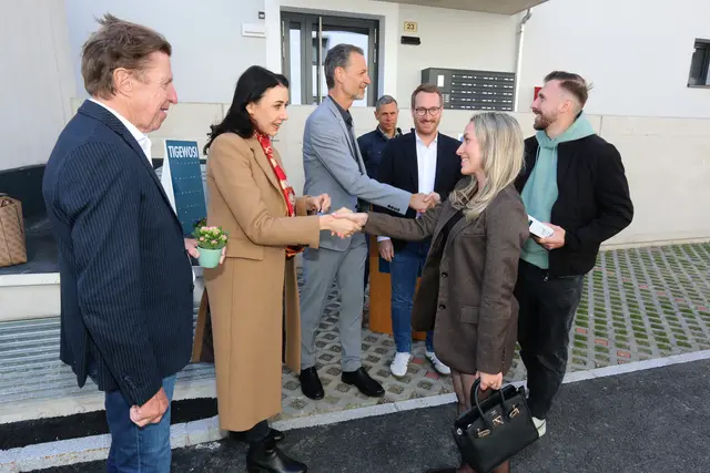 Feierliche Schlüsselübergabe von Bürgermeisterin Victoria Weber, TIGEWOSI-Gf Edgar Gmeiner, Wohnungsreferent Rudi Bauer und LH-Stv Philip Wohlgemuth.