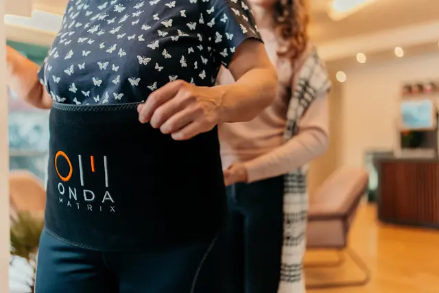 Stört dich hartnäckiges Bauchfett und du wünschst dir eine gezielte Unterstützung auf dem Weg zu einem flacheren Bauch? | Foto: WE KNOW MEDIA-Sobian