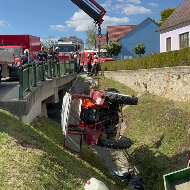 Traktor stürzt in Bach bei Etzmannsdorf
