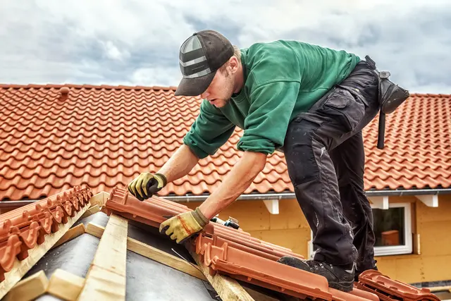 Betriebe kritisieren den Zeitplan für Dachdecker-Lehrlinge – auch bei den KFZ-Technikern ist die Schulzeit ungünstig für die Saisonzeiten in den Betrieben. | Foto: stock.adobe.com/Ingo Bartussek