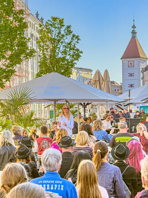 Großer Dance-Flashmob am Welser Stadtpatz