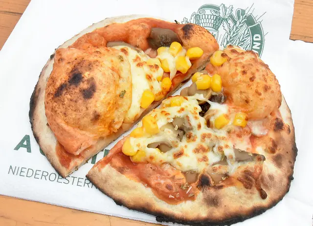 Schmeckt doch gut die Mini-Pizza | Foto: Herbert Schleich