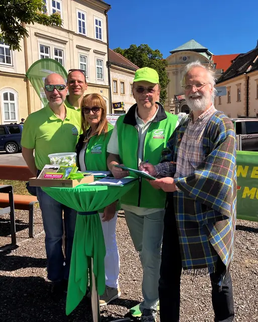 Petition für mehr Naturschutz: Peter Zimmeter, Bernd Stilling, Isabella Parigger, Johannes Edtmayer und Volker Schöbitz, der für die 5.000 Unterschrift sorgte.


 | Foto: Die Grünen Klosterneuburg