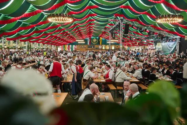 Der Gauder Sonntag klang bei gemütlichem Beisammensein im Zillertal Bier Festzelt aus.

