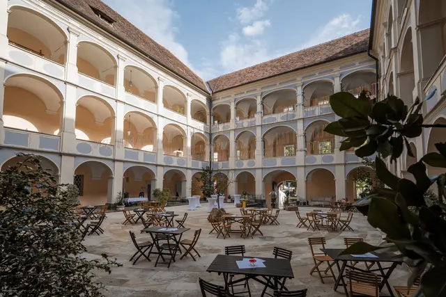 Im Innenhof des Schlosses werden kulinarische Schmankerl serviert. | Foto: Gutternigh