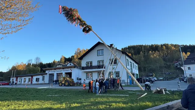 „Hau ruck“ - Kirchbach stellt Maibaum auf