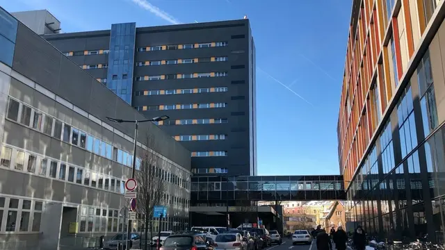 Blick auf die tirol kliniken in Innsbruck: Künftig sollen Schwangerschaftsabbrüche dort als ergänzendes, gesetzlich geregeltes Angebot im öffentlichen Gesundheitssystem möglich sein und die bestehende Versorgung im niedergelassenen Bereich erweitern. | Foto: Alexander Schguanin
