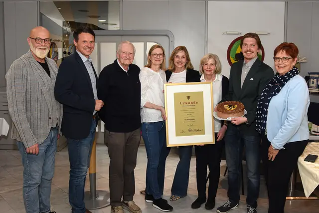 Von links: Stadtrat Michael Schüssler, Bgm. Alexander Radl, Seniorchef Dietmar Hecher, Elke und Nicole Hecher, Seniorchefin Hilde Hecher, Juniorchef Julian Hecher, Gemeinderätin Waltraud Beranek. | Foto: Stadtgemeinde Wolfsberg