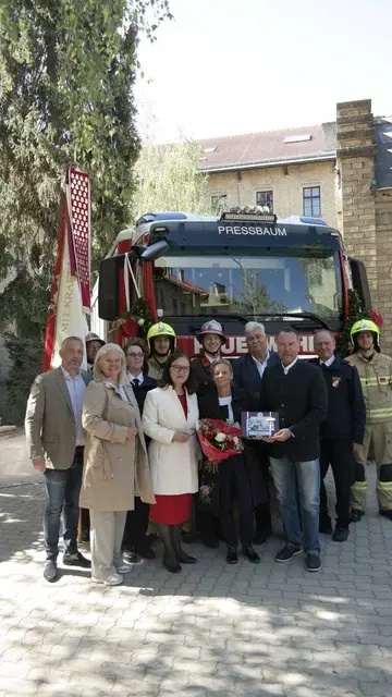Bürgermeister Rothensteiner ist jetzt offizielles FF-Mitgleid | Foto: FF Pressbaum