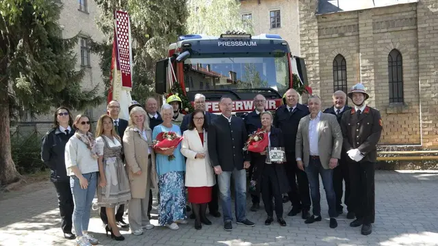 Jugend und Bürgermeister legen ihren Feuerwehr-Eid ab