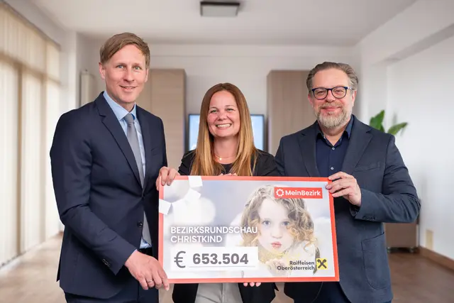 Freude über Top-Spendenergebnis bei den Vorstandsmitgliedern des Vereins BezirksRundSchau Christkind: MeinBezirk-Marketingleiterin Julia Watzinger, Geschäftsführer Thomas Reiter (r.) und Chefredakteur Thomas Winkler (l.) | Foto: MeinBezirk/Thomas Siegl