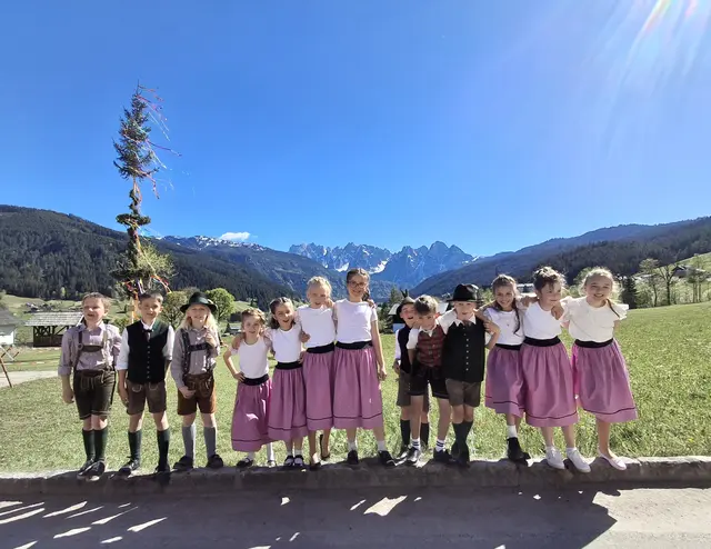 Kinder stellen erstmals eigenen Maibaum auf, Freude war riesengroß