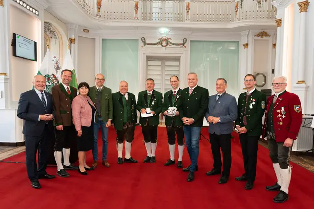 Doppelte Auszeichnung: Die Marktmusikkapelle Großklein nahm den „Blasmusik Panther“ und die Robert-Stolz-Medaille entgegen. | Foto: Land Steiermark/Robert Binder
