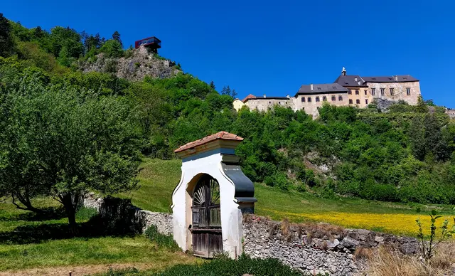Die knapp 900 Jahre alte Burg Rabenstein. Einst als Festung errichtet um den Verkehrsweg zu überwachen und zu sichern, präsentiert sich Rabenstein heute als außergewöhnliches Juwel steirischer Baukultur. Wäre immer noch um wohlfeile 10 Mio. Euro zu kaufen.  Zugreifen  !  😉👌
