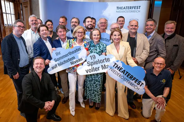 Landeshauptfrau Johanna Mikl-Leitner mit den Intendantinnen und Intendanten des Theaterfests Niederösterreich | Foto: NLK Pfeffer