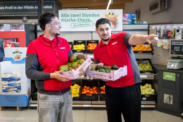 Die Lehrlinge werden von erfahrenen Verkaufsleitern unterstützt. | Foto: Robert Harson/ Penny