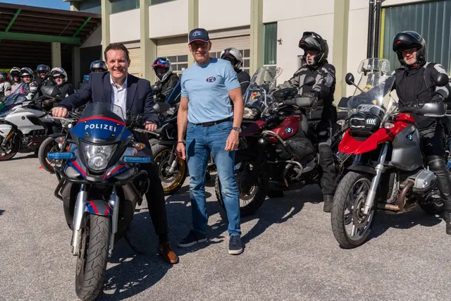 Landesrat Rene Zumtobel (li.) dankte Sektionsleiter Martin Kirchler (re.) und seinem Instruktorenteam für das freiwillige Engagement zur Erhöhung der Verkehrssicherheit in Tirol. | Foto: Patrick Plank/PSV Tirol