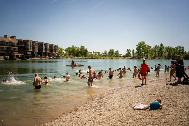 Die Teilnehmerinnen und Teilnehmer wagten sich zu Saisonbeginn ins kühle Nass.  | Foto: Anna Sebjanic