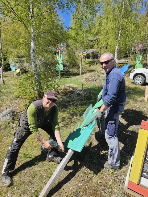 Gerold Fichtinger und Ernst Gölß machen es für die Besucher gemütlich. | Foto: Marktgemeinde Bad Traunstein