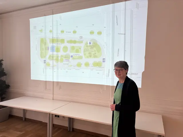 Bezirksvorsteherin Silvia Nossek (Grüne) hat das Grobkonzept für den neuen Aumannplatz vorgestellt.  | Foto: Lukas Ipirotis/MeinBezirk