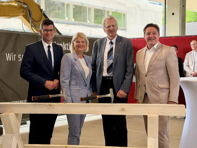 LHStv. Martin Gruber, Verteidigungsministerin Klaudia Tanner, Johannes Sailer (Leiter Baudirektion), Bürgermeister Günther Albel | Foto: Büro Gruber/Gamper