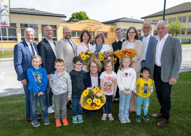Vizebürgermeister Günther Prinz, Schuldirektor Harald Bachofner, Bezirkshauptmann-Stellvertreter Christoph Prinz, Kindergartenleiterin Ingrid Enengl, ehemalige Kindergartenleiterin Renate Weiß, Pfarrer Bernhard Prem, Kindergarteninspektorin Michaela Landgesell, Bürgermeister Josef Schaden, Bürgermeister a.D. Johann Hölzl, (vorne v.l.n.r.) Lukas, Fabian, Laurenz, Familien-Landesrätin Christiane Teschl-Hofmeister, Sophia, Lisa und Johann. | Foto: NLK Burchhart