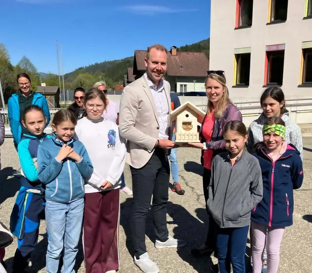 Manuel Lesky vom Land Steiermark übergab an Lehrerin Sarah Kamsker, Schülerinnen und Schüler einen Nistkasten. 