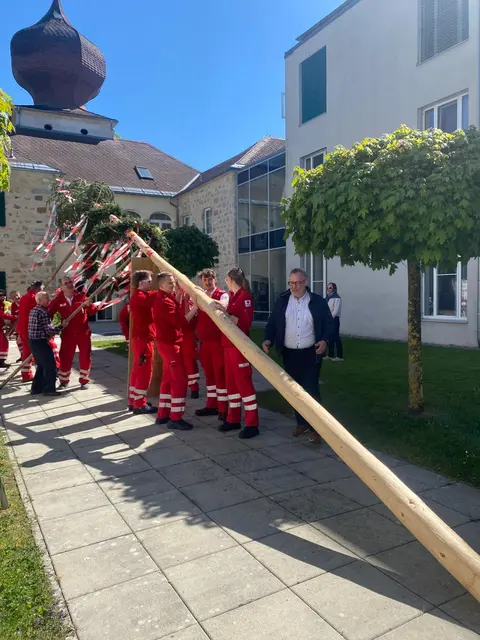 Bürgermeister Klaus Falkinger (r.) sponserte den Baum, der im Bezirksalten- und Pflegeheim von den Rotkreuzlern aus Neufelden aufgestellt wurde. | Foto: Rotes Kreuz