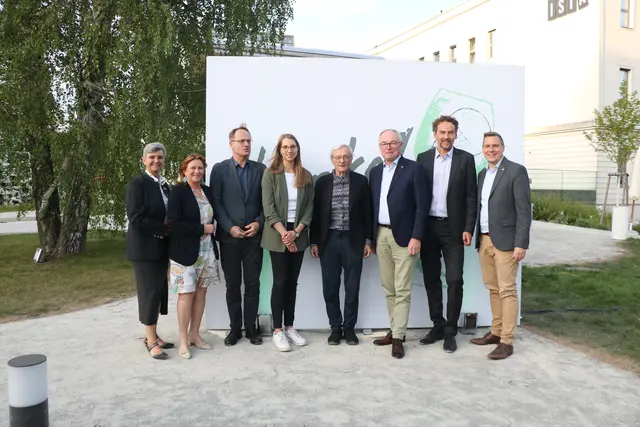 Ortsvorsteherin Gabriele Pöll (ÖVP), Vizebürgermeisterin Maresi Eder (ÖVP), Moderator Markus Hengstschläger, ISTA-Professorin Julia Reisenbauer, Ex-Kanzler Wolfgang Schüssel (ÖVP), LH-Stellvertreter Stephan Pernkopf, ISTA-Präsident Martin Hetzer und Bürgermeister Christoph Kaufmann (ÖVP). | Foto: MeinBezirk/Seebacher