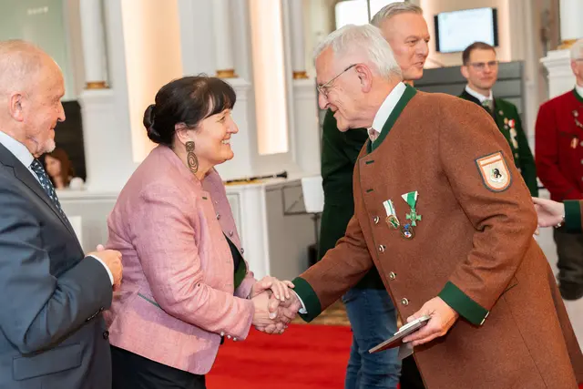LH-Stv. Manuela Khom gratulierte den ausgezeichneten Musikerinnen und Musikern. | Foto: Land Steiermark/Robert Binder