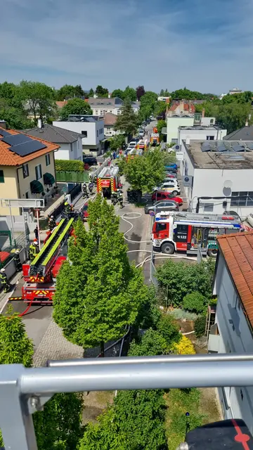 53 Feuerwehrmitglieder mit sechs Atemschutztrupps standen im Einsatz.