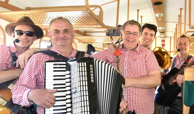 Lumpenpack - Live-Musik sorgte für beste Stimmung während der Fahrt. | Foto: Herbert Schleich