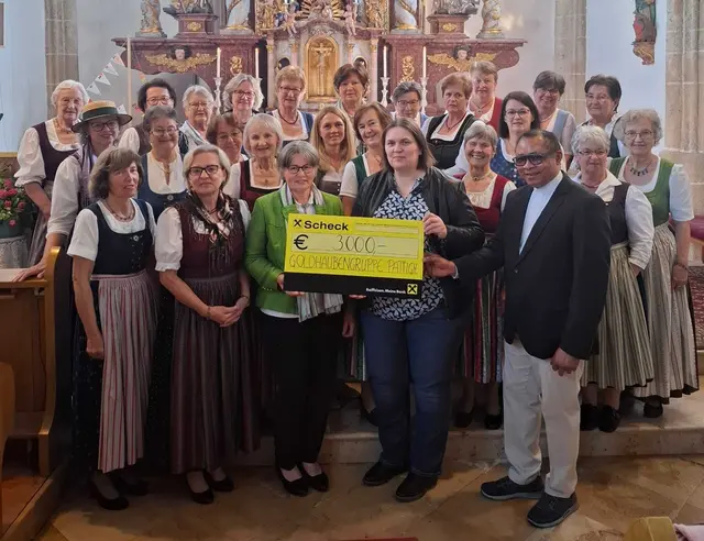 Die Pattighamer Goldhauben bei der Spendenübergabe in der Kirche. | Foto: Goldhaubengruppe Pattigham