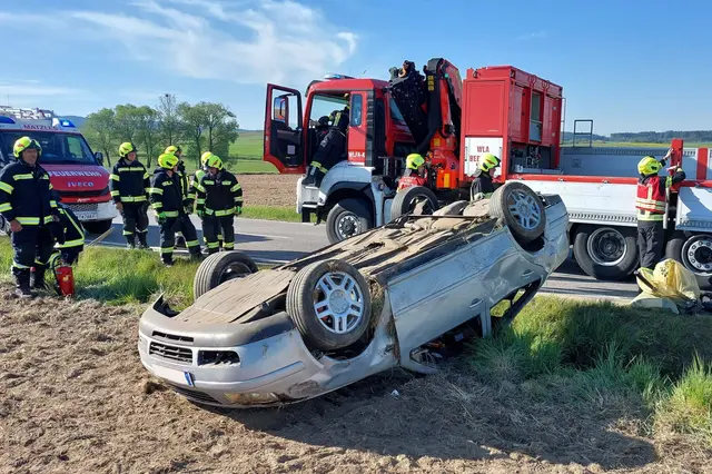 Lenker kracht in Straßengraben und überschlägt sich - verletzt